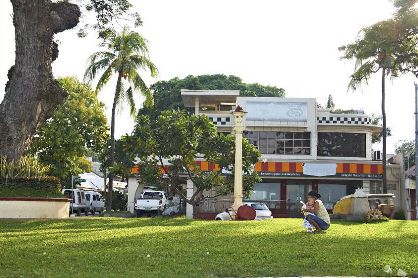 Церковь находится в двух шагах от набережной Церковь находится в двух шагах от набережной