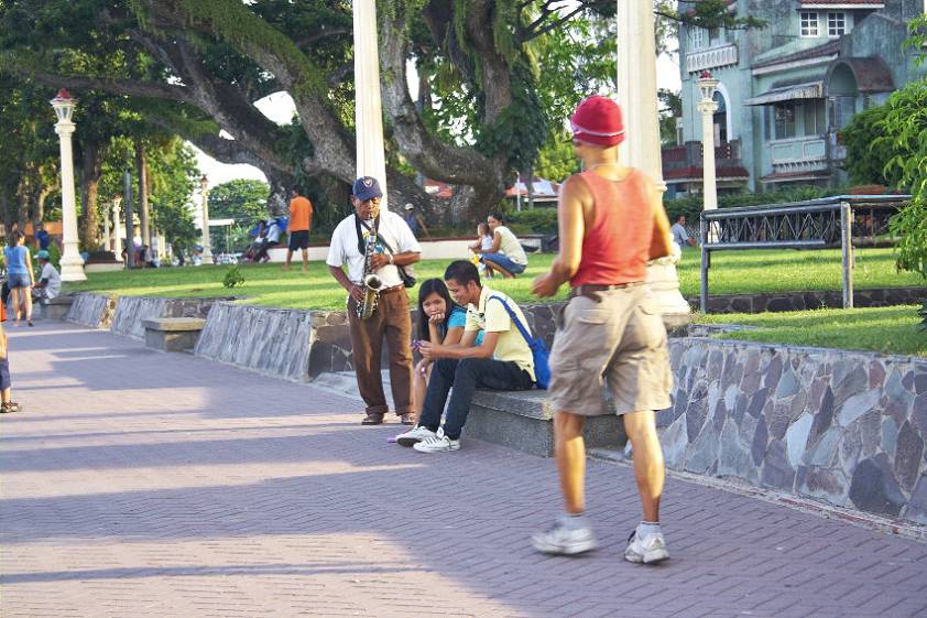 Не навязчиво так играет ) Не навязчиво так играет )