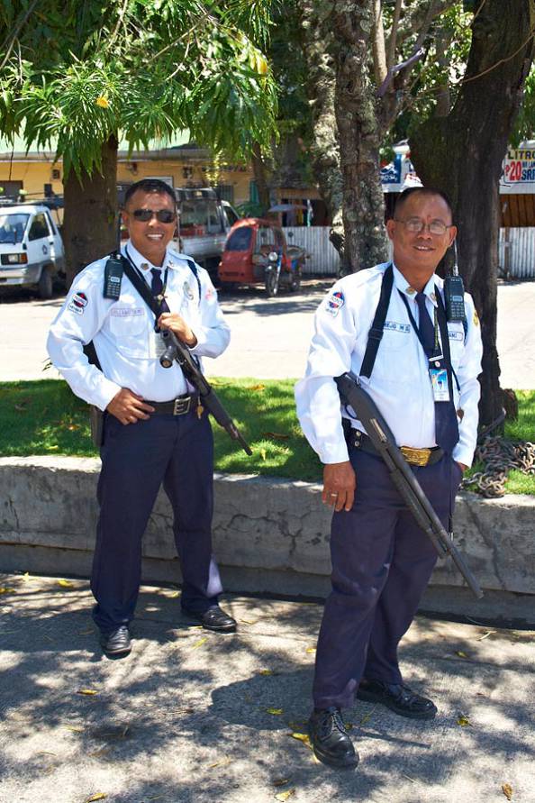 Кровожадная охрана - сами попросили, чтобы их сфотал )