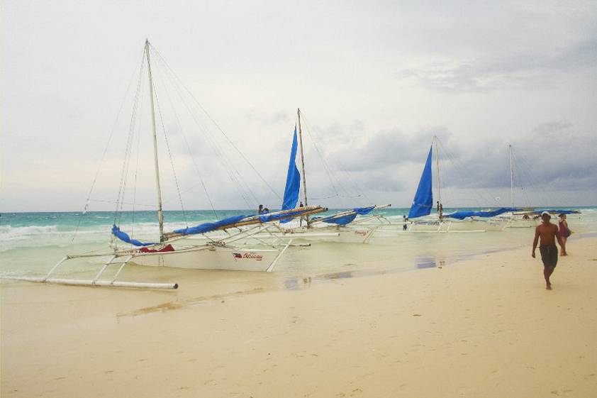 Очень популярны здесь такие туристические кораблики Очень популярны здесь такие туристические кораблики