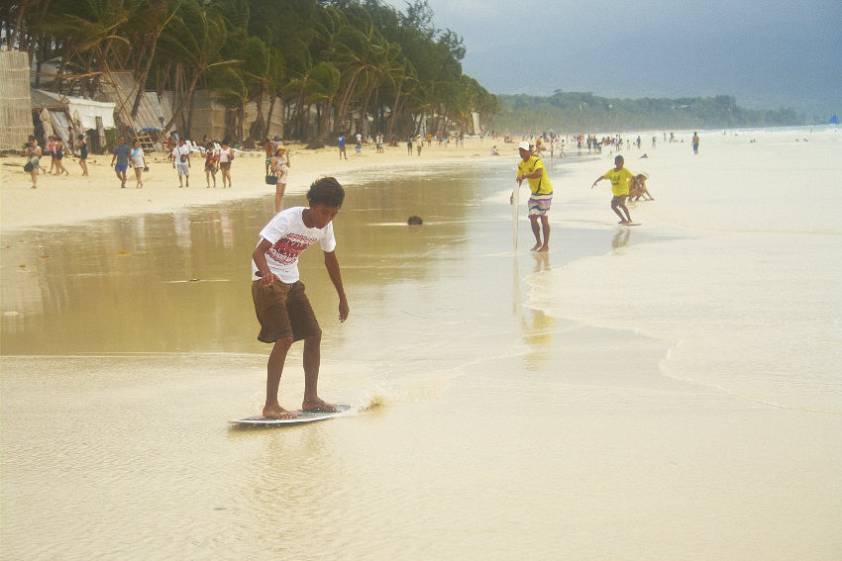 Тоже популярная забава - что-то вроде мини-мини серфинга ) Тоже популярная забава - что-то вроде мини-мини серфинга )