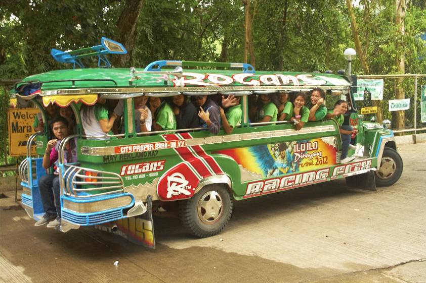 Это второй из автобусов "фанаток" Это второй из автобусов "фанаток"