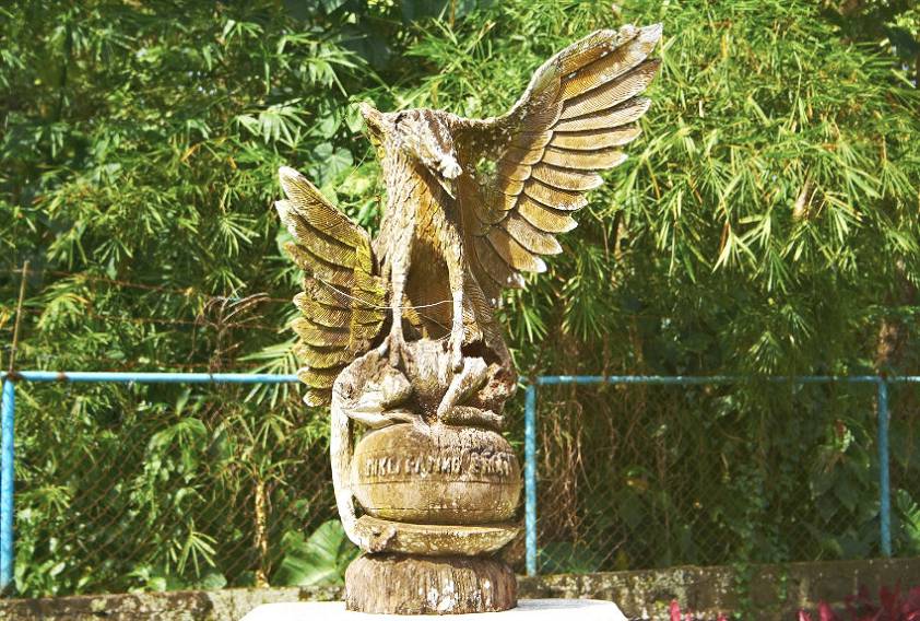 Тот самый однокрылый орел у парадного входа Тот самый однокрылый орел у парадного входа