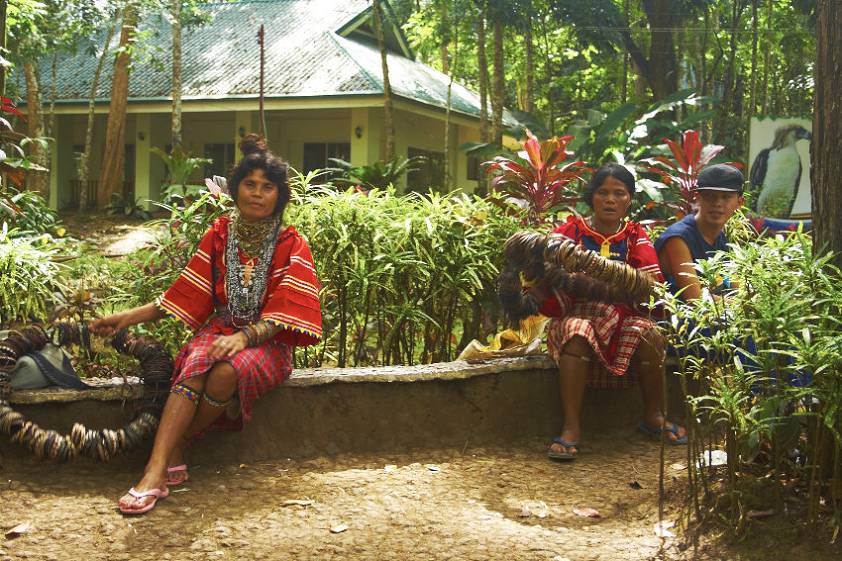 Туземцы всякие побрикушки продают Туземцы всякие побрикушки продают