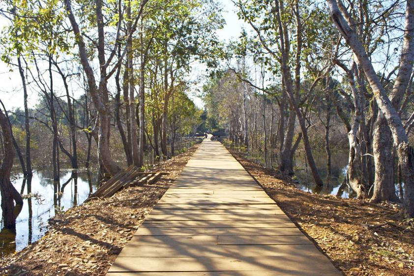 Дорога к одному из небольших храмов Дорога к одному из небольших храмов