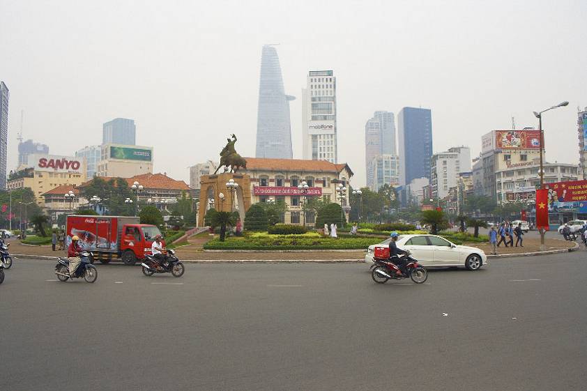 На заднем плане - обзорная площадка На заднем плане - обзорная площадка