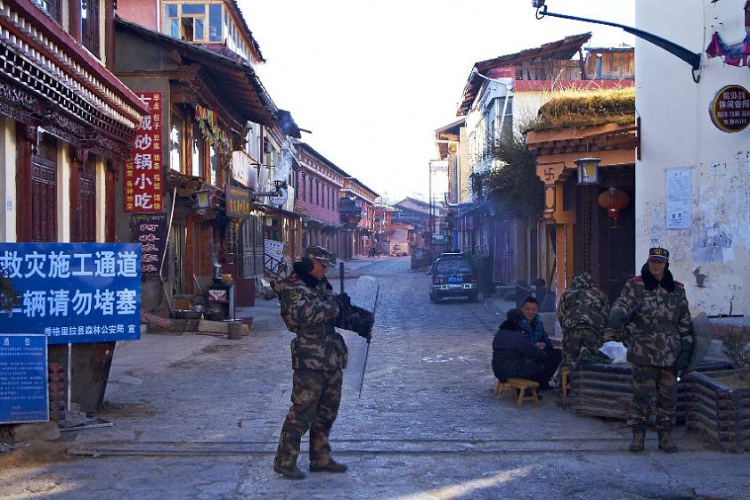 Охрана. Не пускают только иностранцев, китайцам можно гулять ) Охрана. Не пускают только иностранцев, китайцам можно гулять )