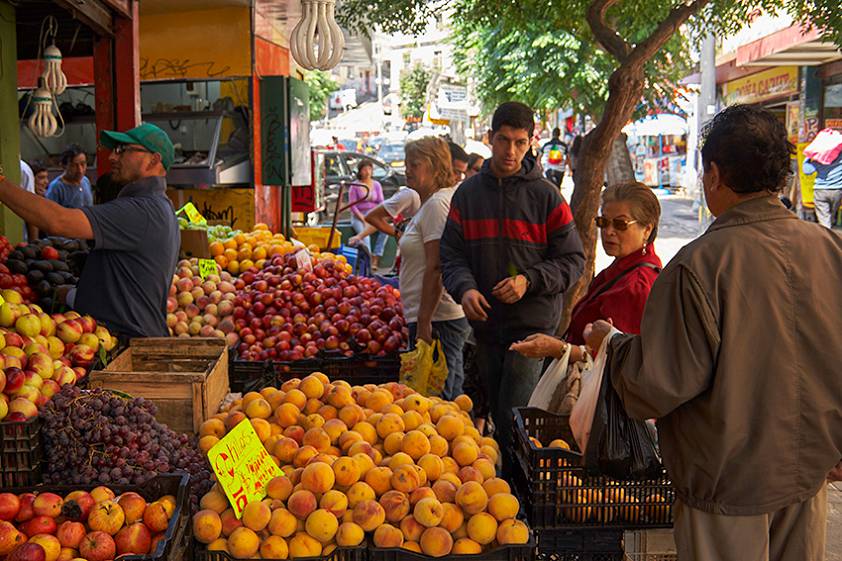 Люди на улицах города
