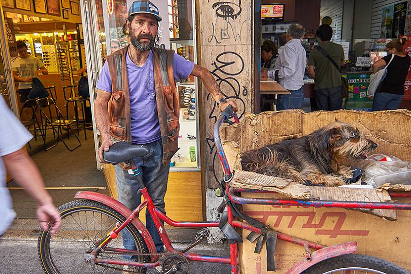 Люди на улицах города