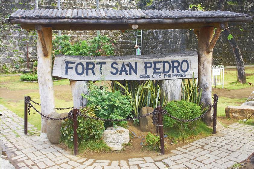 Рядом с входом в форт Сан Педро