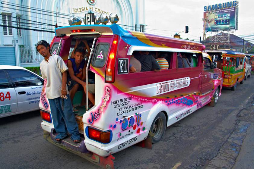 Джипни - самый колоритный и популярный транспорт на Филиппинах