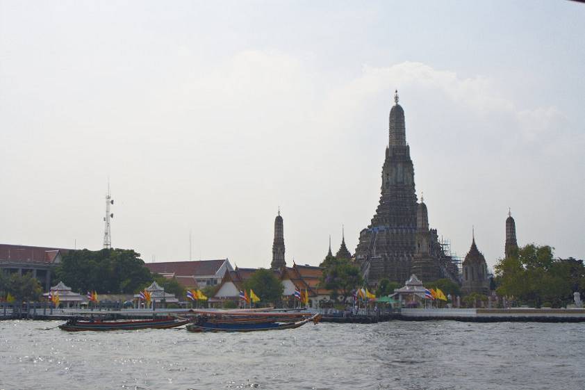 Подплываем к храму Wat Arun