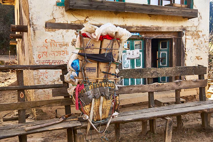 Фирменный "рюкзак" коренного непальца